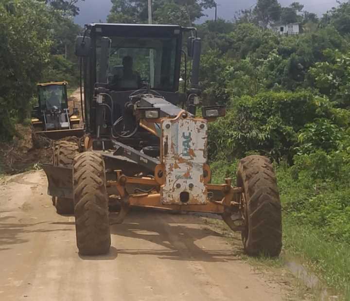 Camacã: Prefeito Paulo do Gás acompanha a recuperação da estrada do Km 2